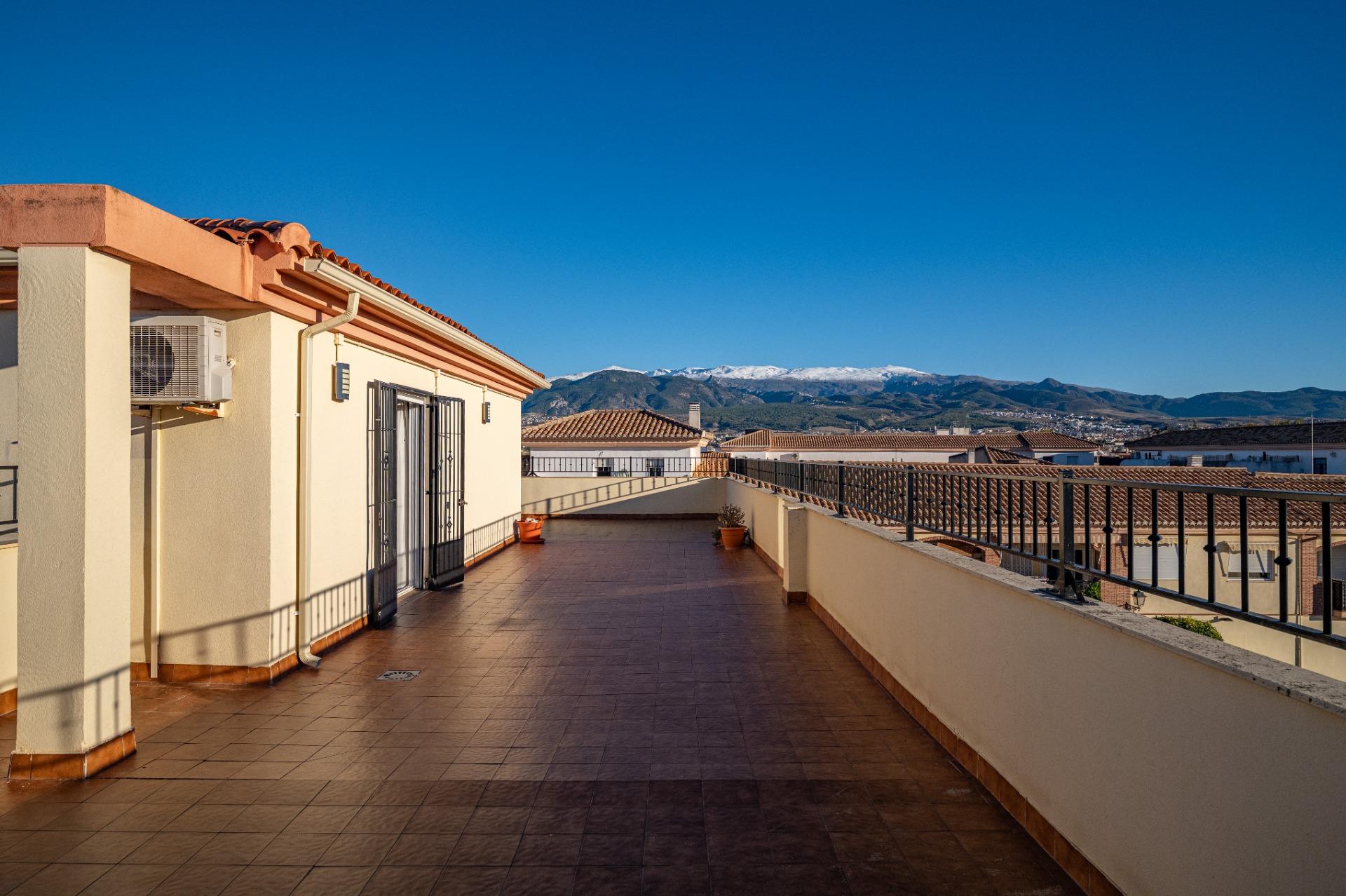 Ático en Armilla con Amplia Terraza y Vistas a Sierra Nevada - foto 5