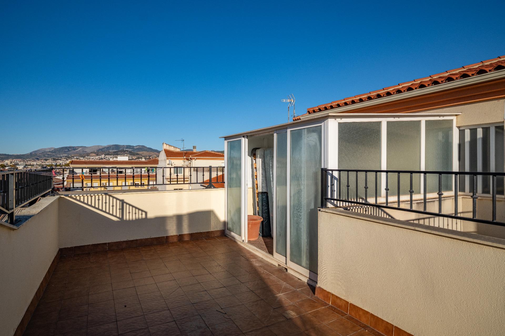 Ático en Armilla con Amplia Terraza y Vistas a Sierra Nevada - foto 6