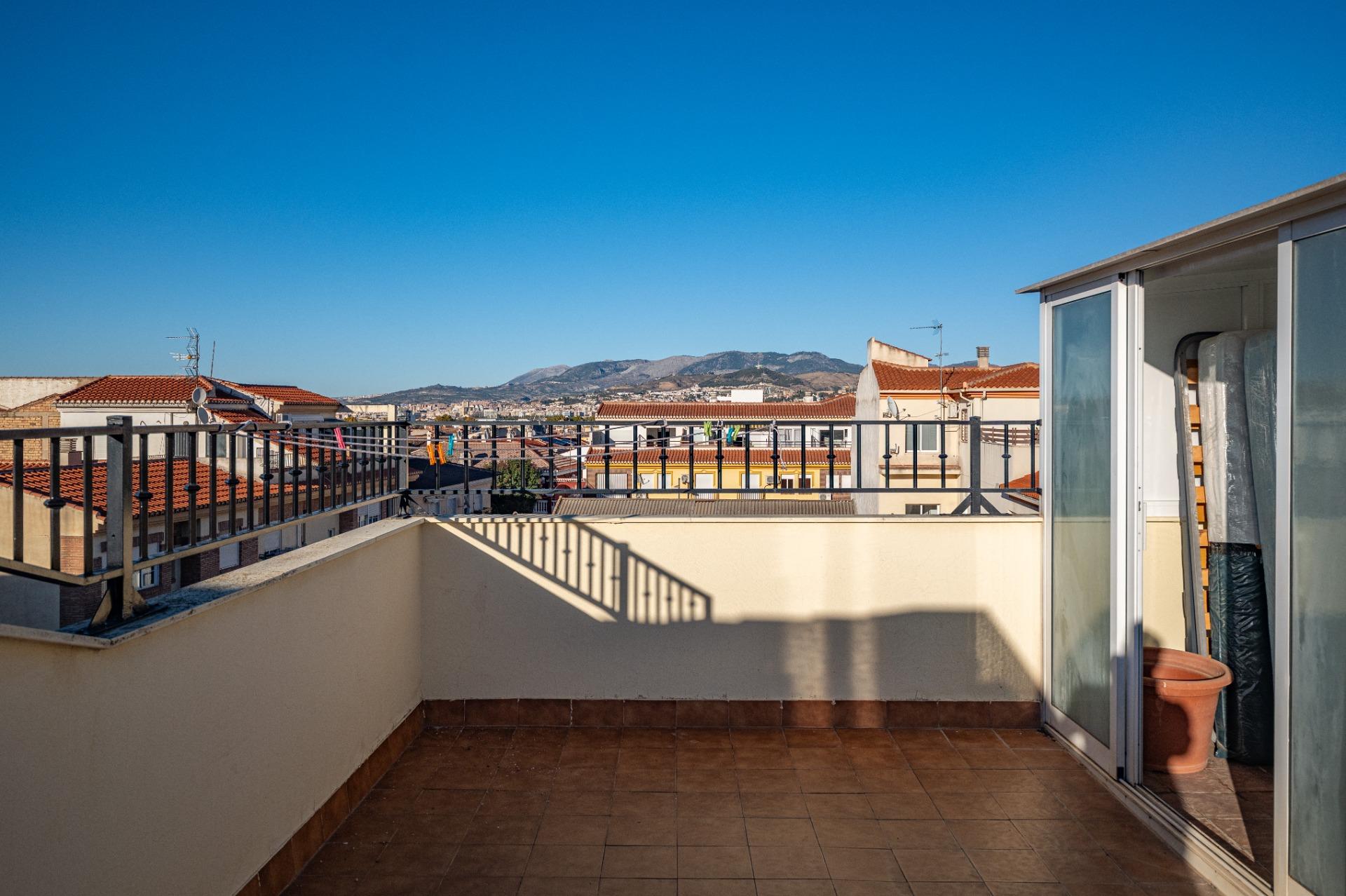 Ático en Armilla con Amplia Terraza y Vistas a Sierra Nevada - foto 7