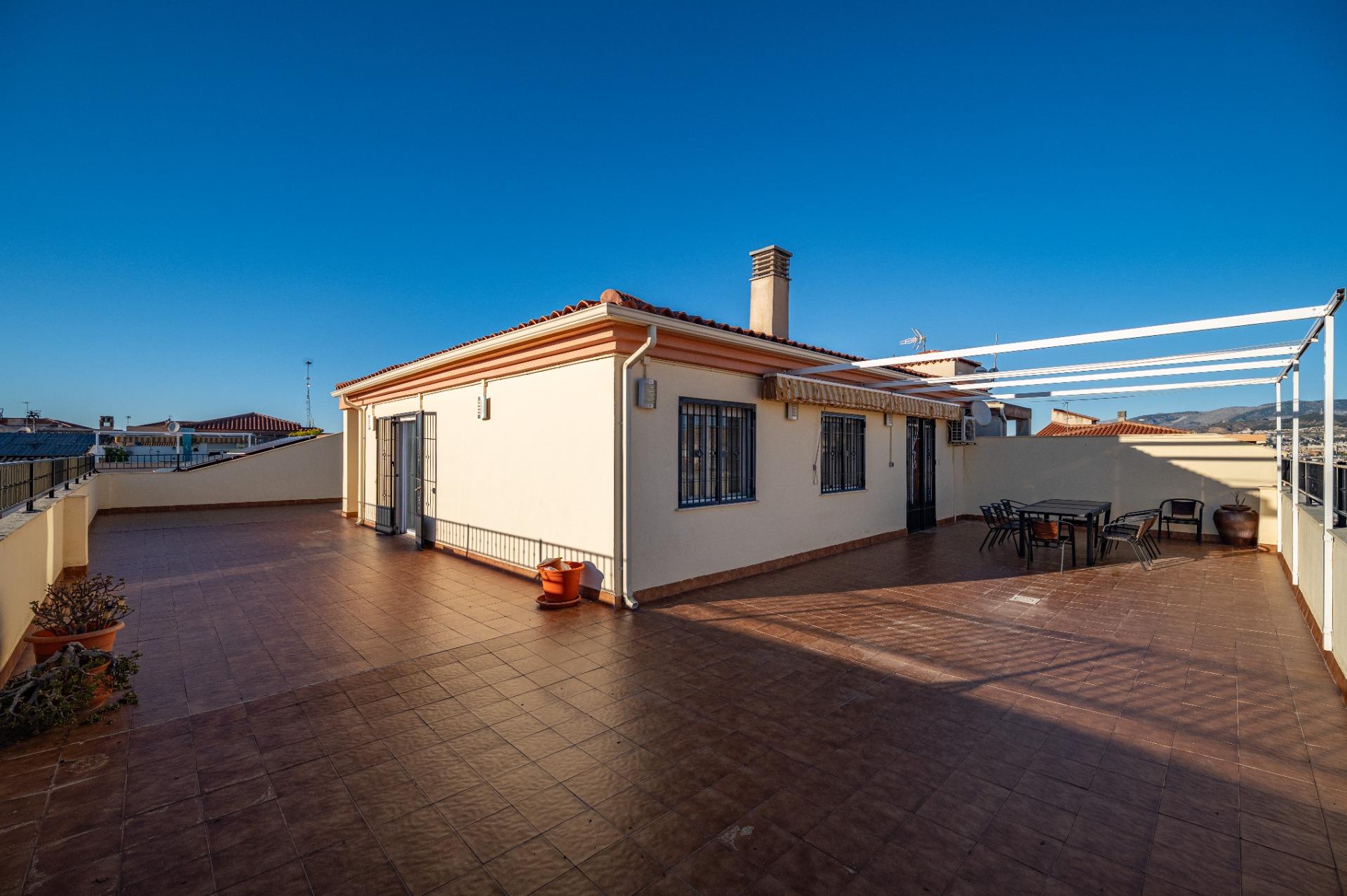Ático en Armilla con Amplia Terraza y Vistas a Sierra Nevada - foto 9