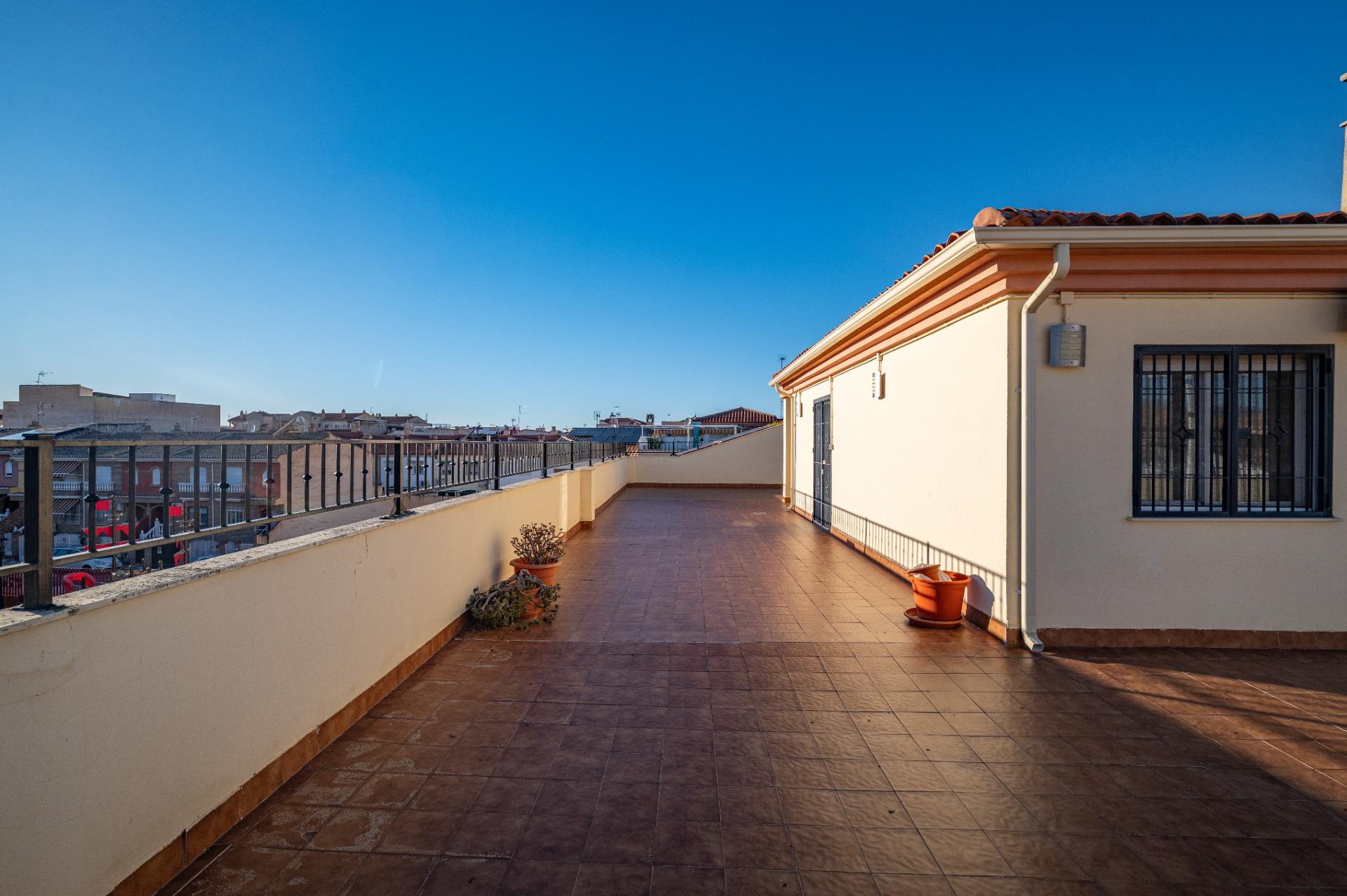 Ático en Armilla con Amplia Terraza y Vistas a Sierra Nevada - foto 10