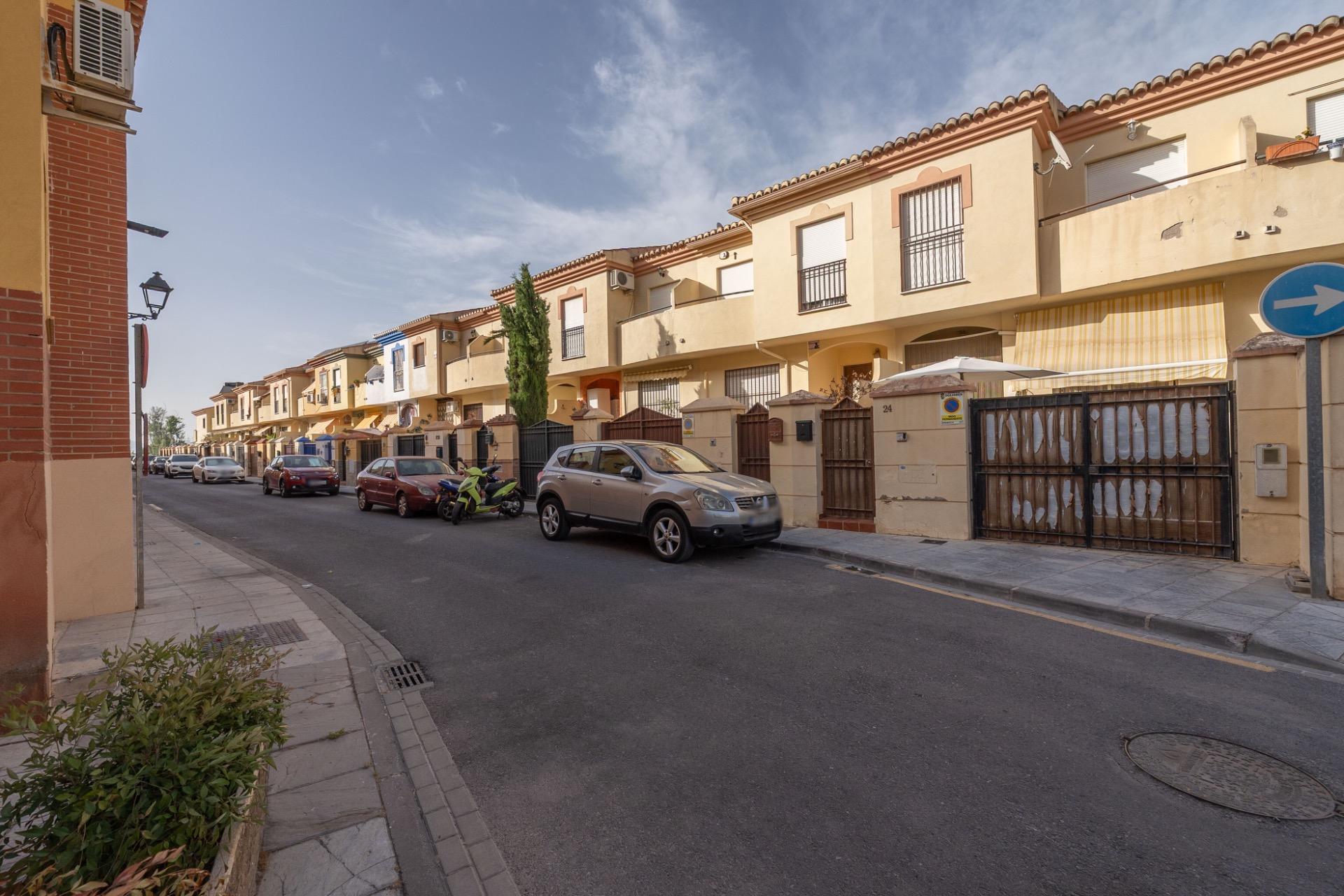 ¡MAGNIFICA CASA UNIFAMILIAR ADOSADA EN LOMALINDA, OGIJARES!
