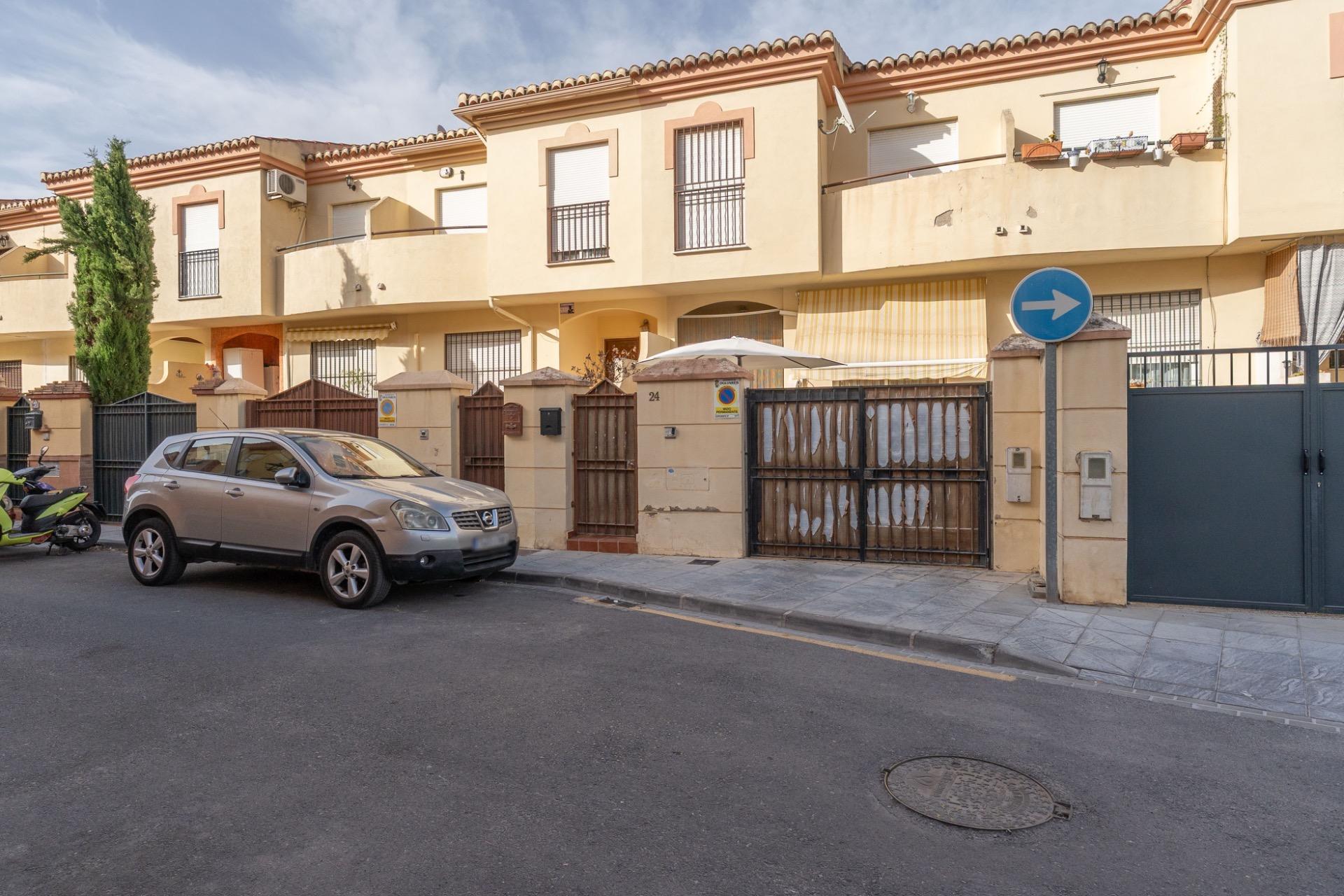 ¡MAGNIFICA CASA UNIFAMILIAR ADOSADA EN LOMALINDA, OGIJARES! - foto 2