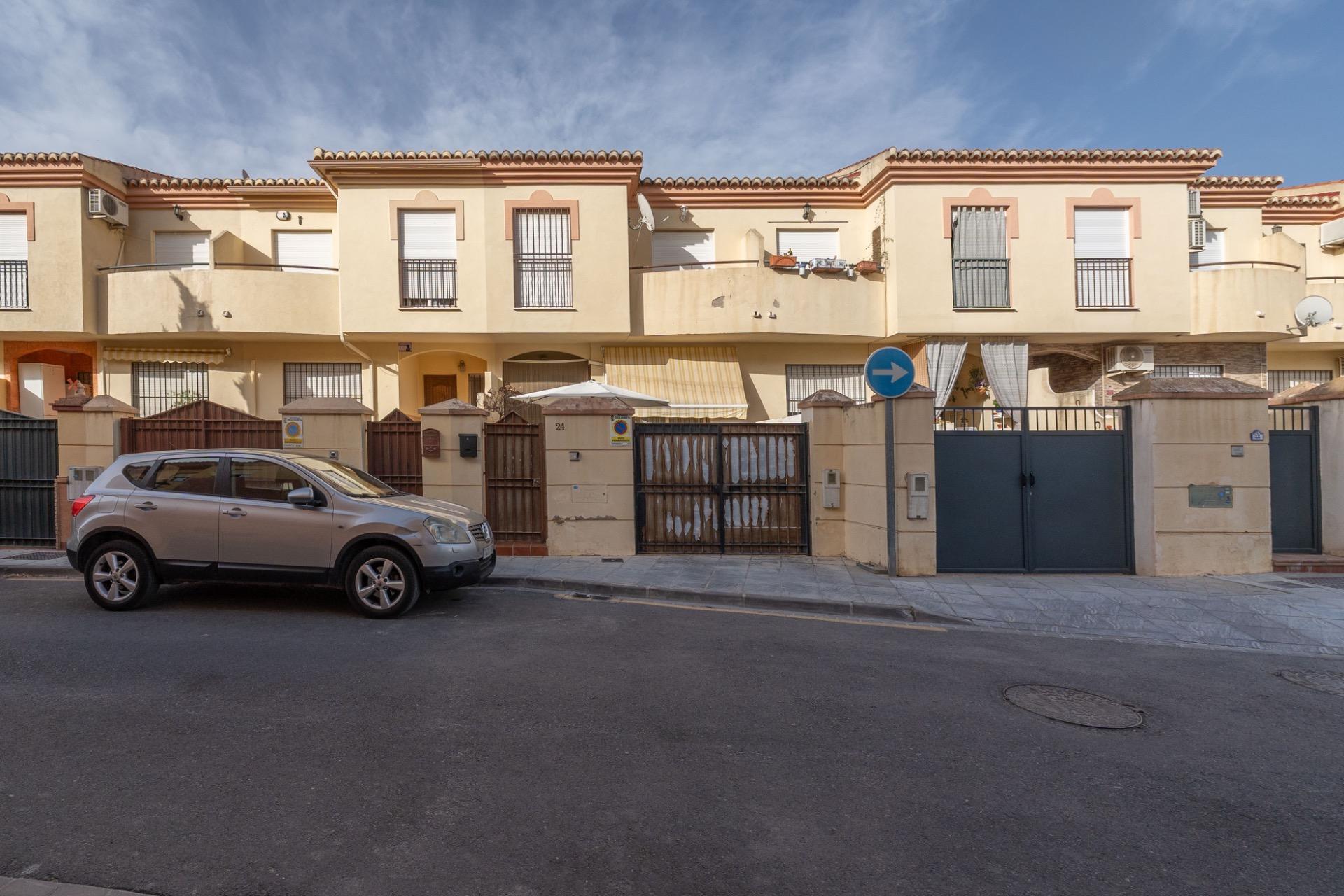 ¡MAGNIFICA CASA UNIFAMILIAR ADOSADA EN LOMALINDA, OGIJARES! - foto 3