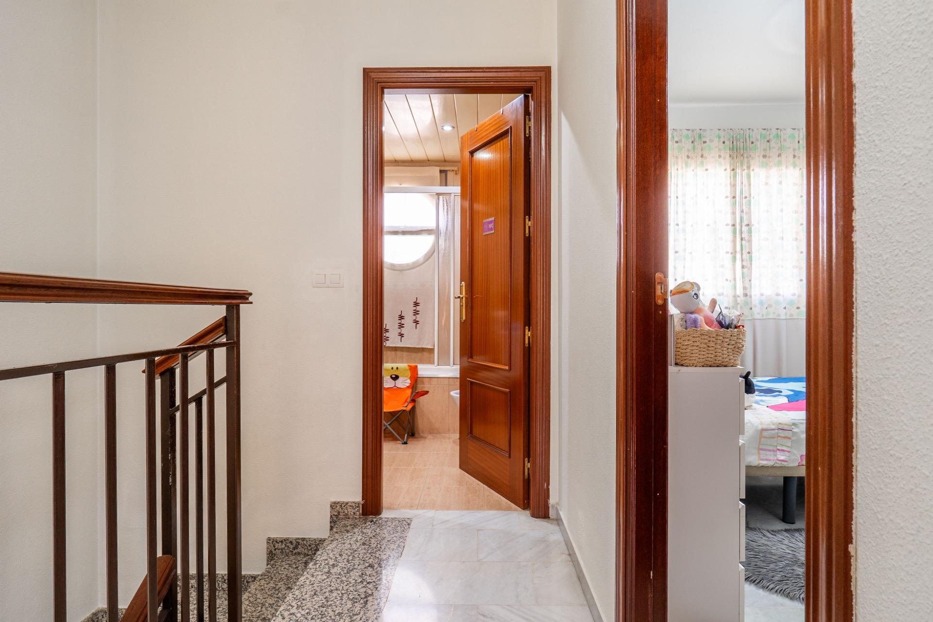 ¡MAGNIFICA CASA UNIFAMILIAR ADOSADA EN LOMALINDA, OGIJARES! - foto 30