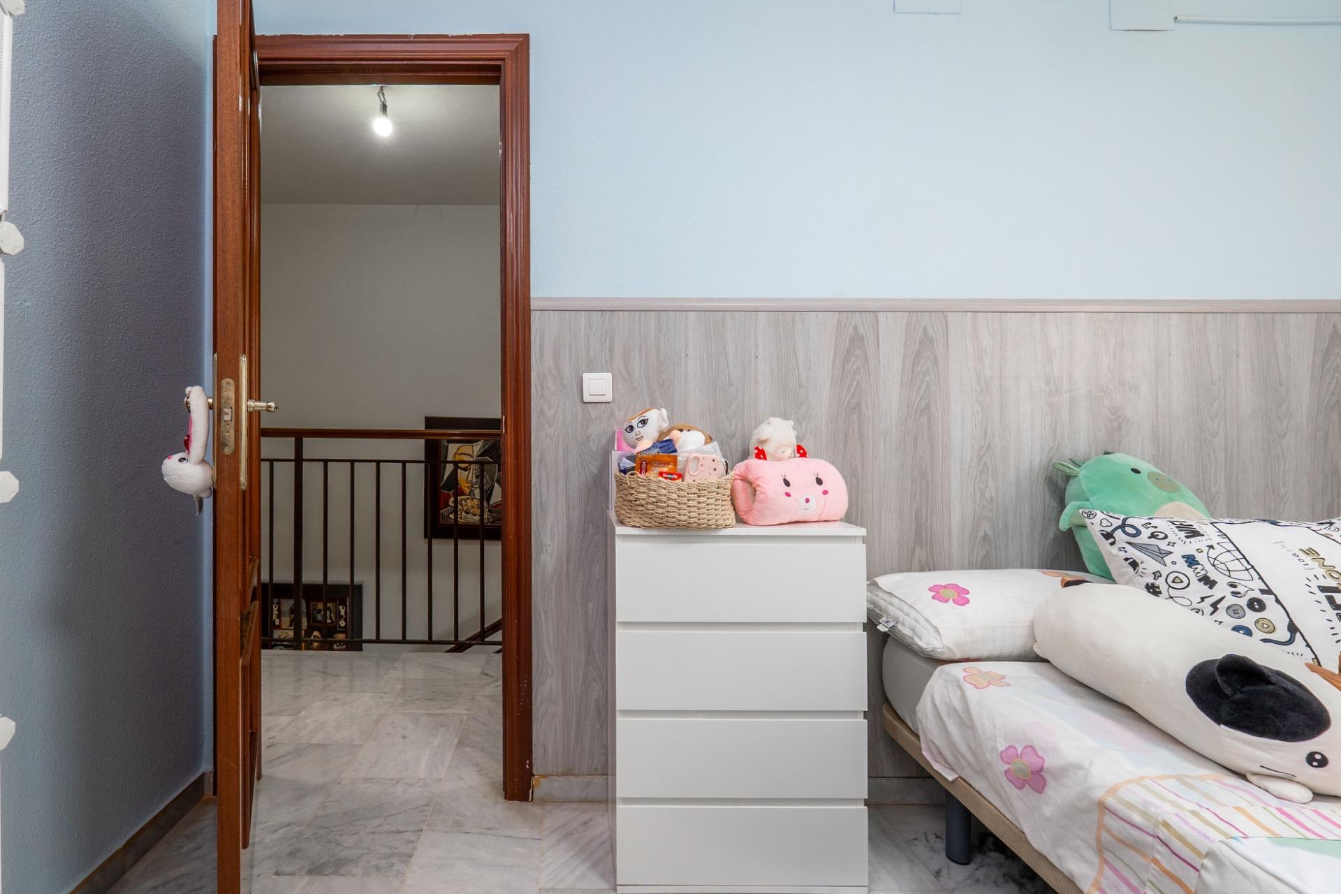 ¡MAGNIFICA CASA UNIFAMILIAR ADOSADA EN LOMALINDA, OGIJARES! - foto 35