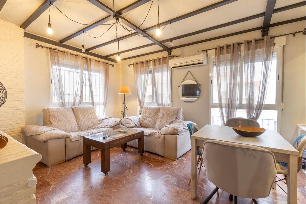 Casa adosada en urbanización con piscina junto al Ferial