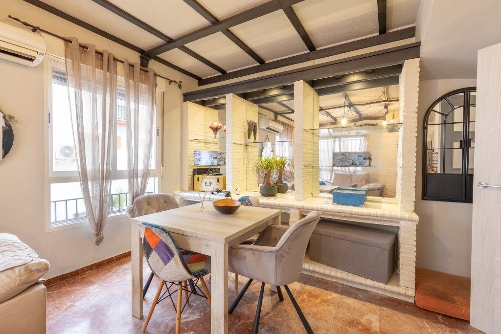 Casa adosada en urbanización con piscina junto al Ferial - foto 2