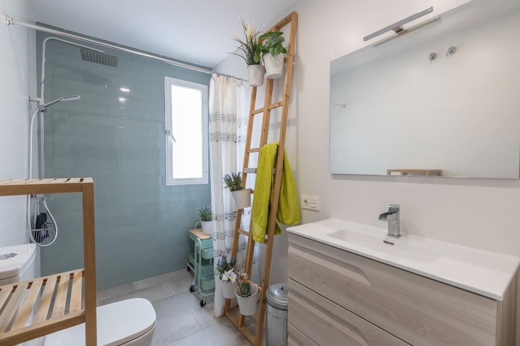 Casa adosada en urbanización con piscina junto al Ferial - foto 11