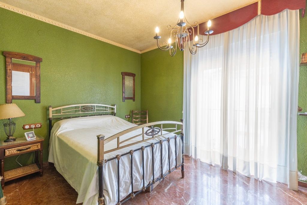 Casa adosada en urbanización con piscina junto al Ferial - foto 13
