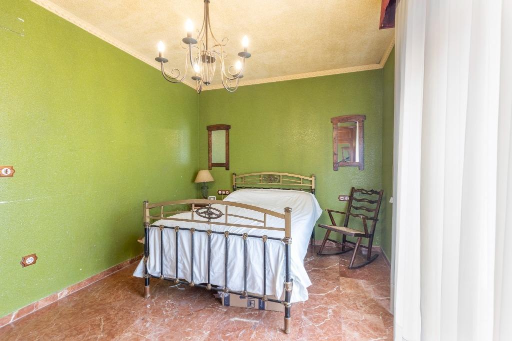 Casa adosada en urbanización con piscina junto al Ferial - foto 14