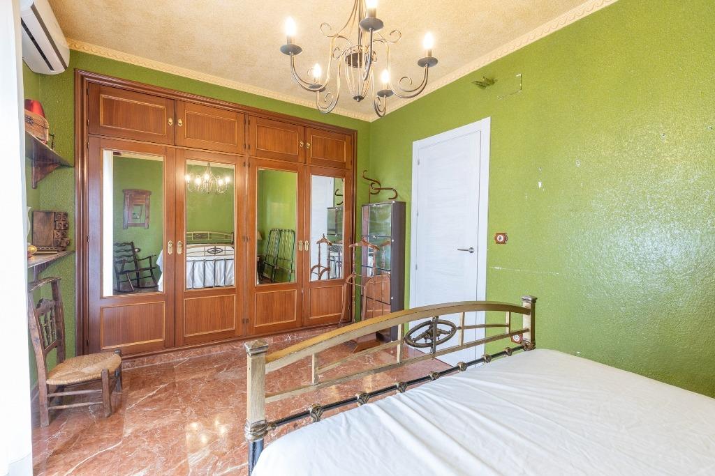 Casa adosada en urbanización con piscina junto al Ferial - foto 15