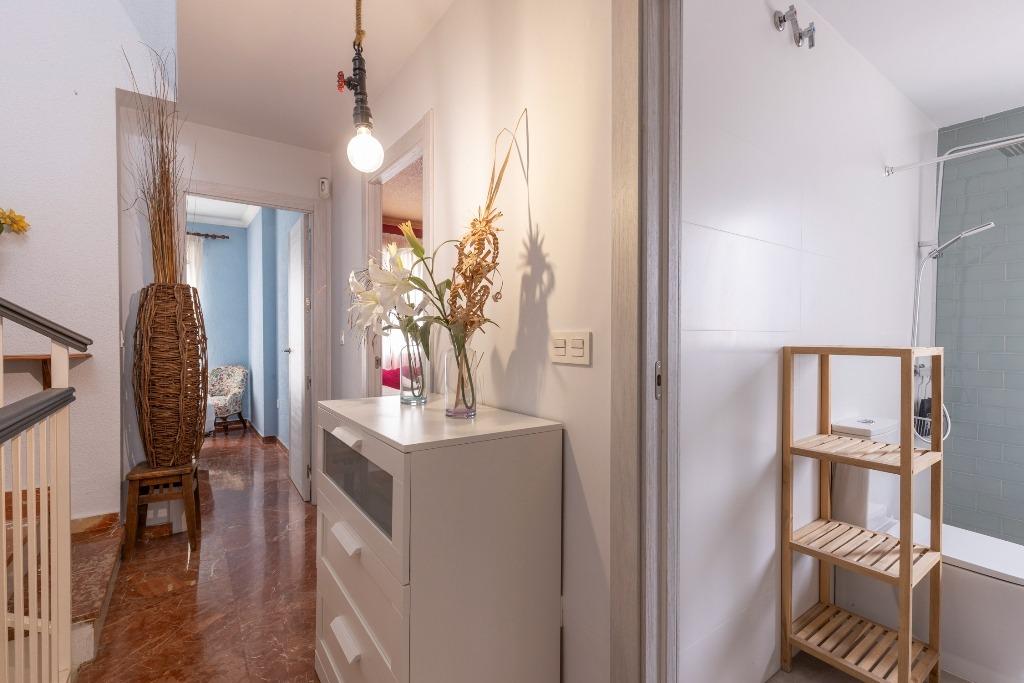 Casa adosada en urbanización con piscina junto al Ferial - foto 17