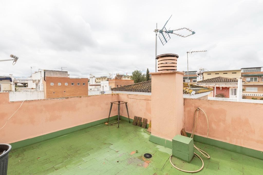 Casa adosada en urbanización con piscina junto al Ferial - foto 18