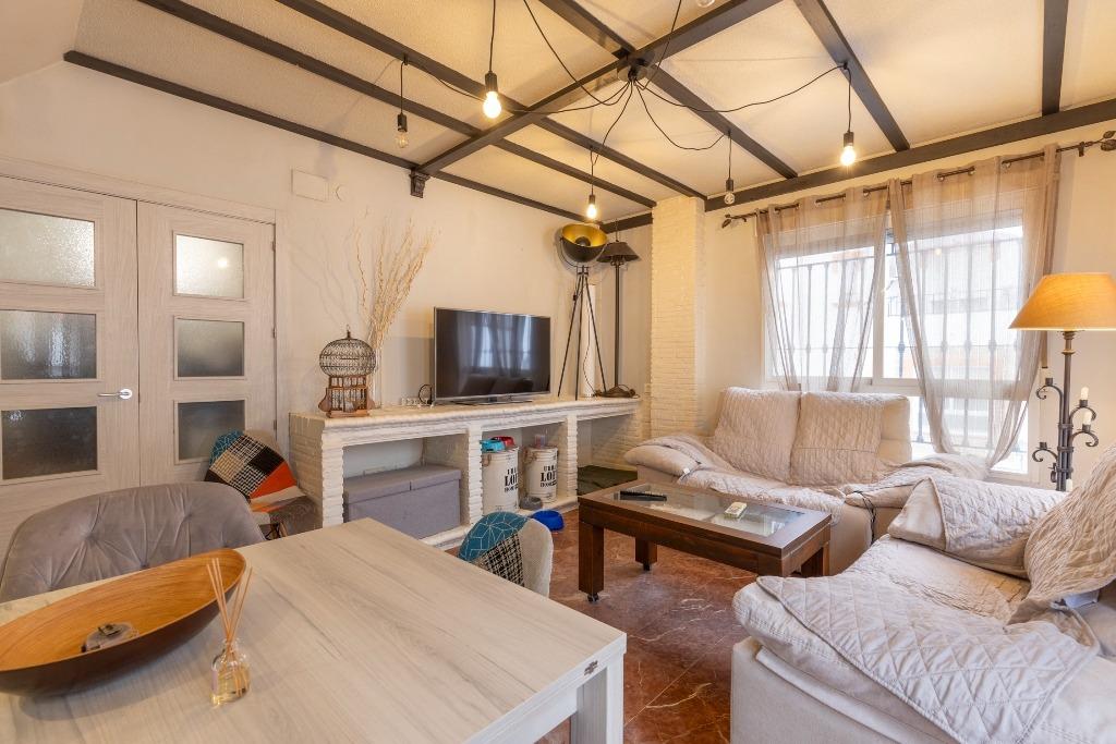 Casa adosada en urbanización con piscina junto al Ferial - foto 3