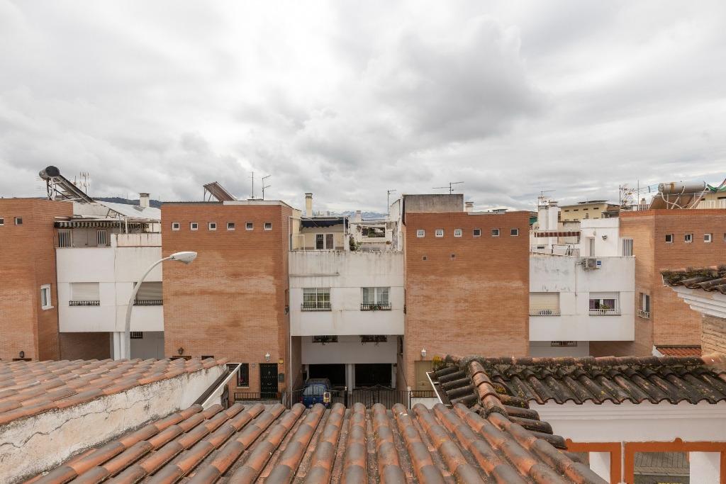 Casa adosada en urbanización con piscina junto al Ferial - foto 22