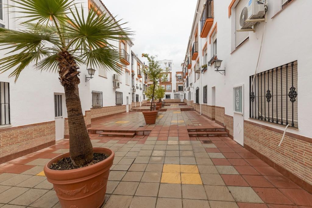 Casa adosada en urbanización con piscina junto al Ferial - foto 30