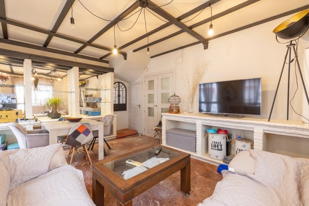 Casa adosada en urbanización con piscina junto al Ferial - foto 4