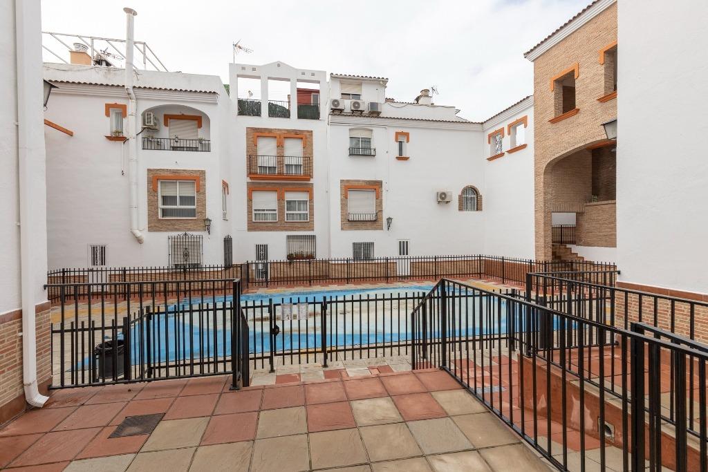 Casa adosada en urbanización con piscina junto al Ferial - foto 31