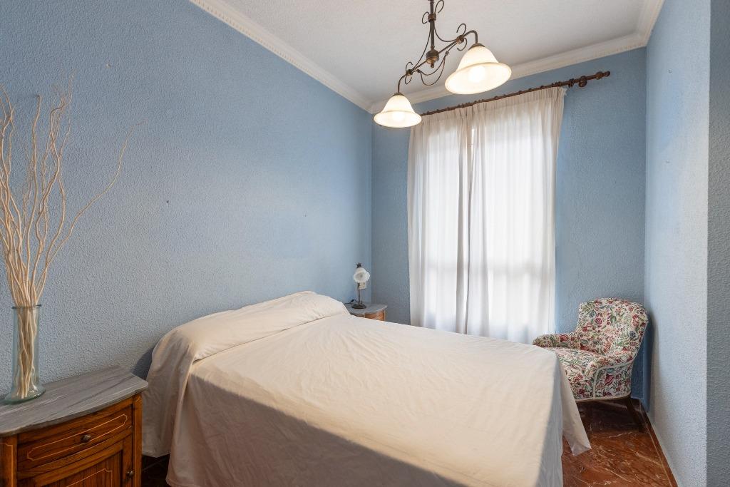 Casa adosada en urbanización con piscina junto al Ferial - foto 5