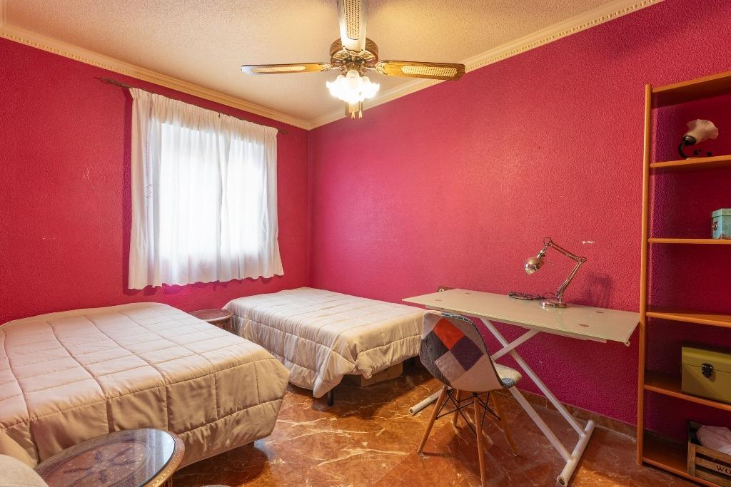 Casa adosada en urbanización con piscina junto al Ferial - foto 8