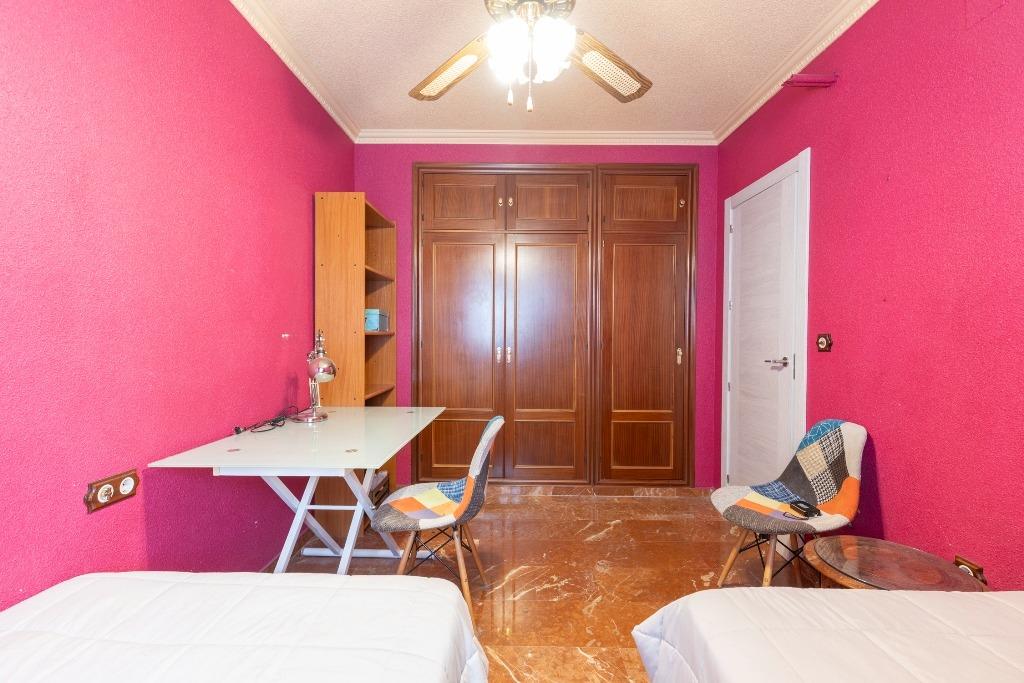 Casa adosada en urbanización con piscina junto al Ferial - foto 10