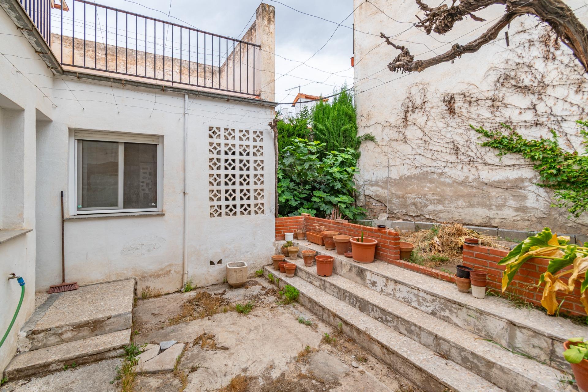 Casa en La Zubia con amplio patio y tres dormitorios. - foto 20