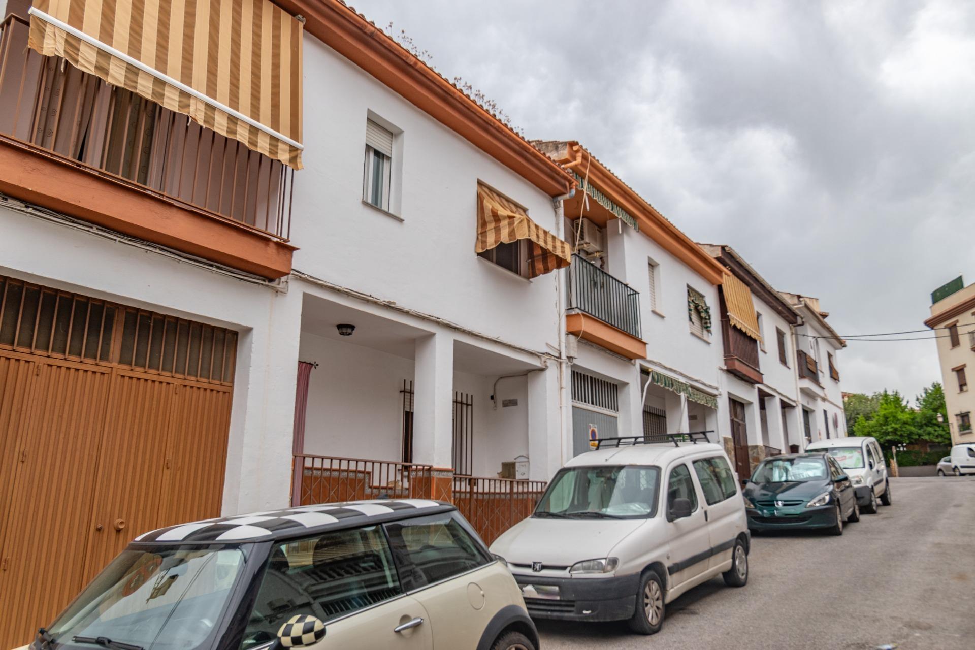 Casa en La Zubia con amplio patio y tres dormitorios. - foto 3