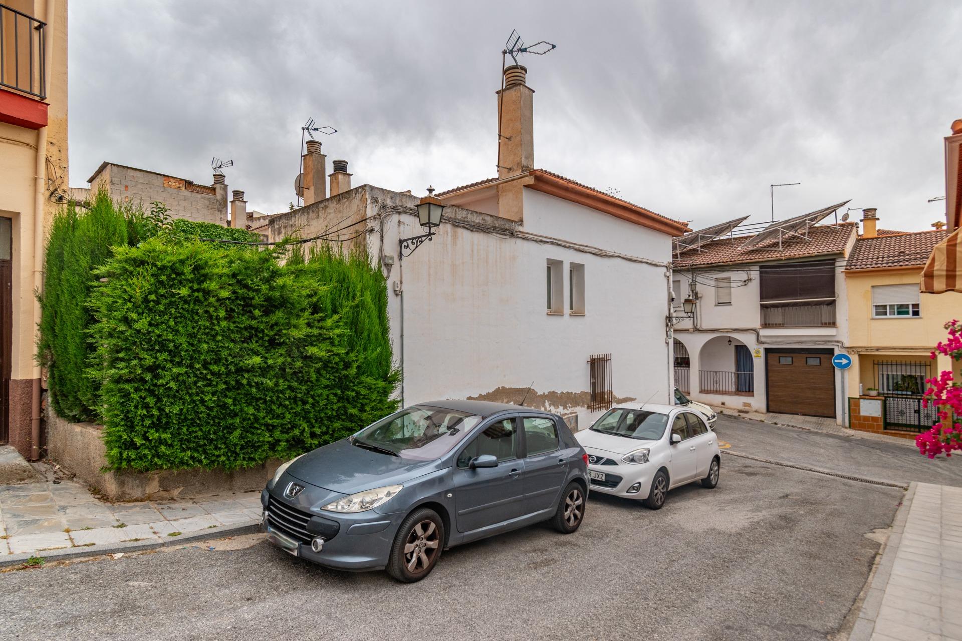 Casa en La Zubia con amplio patio y tres dormitorios. - foto 4