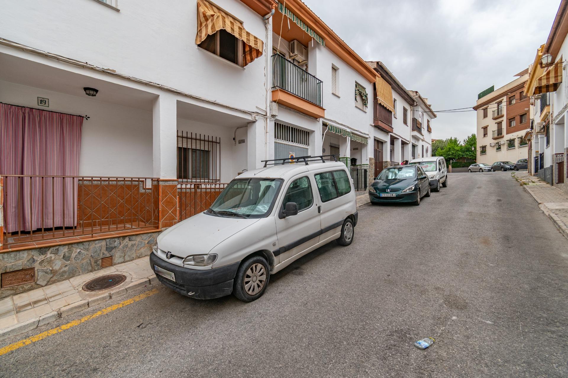 Casa en La Zubia con amplio patio y tres dormitorios. - foto 5