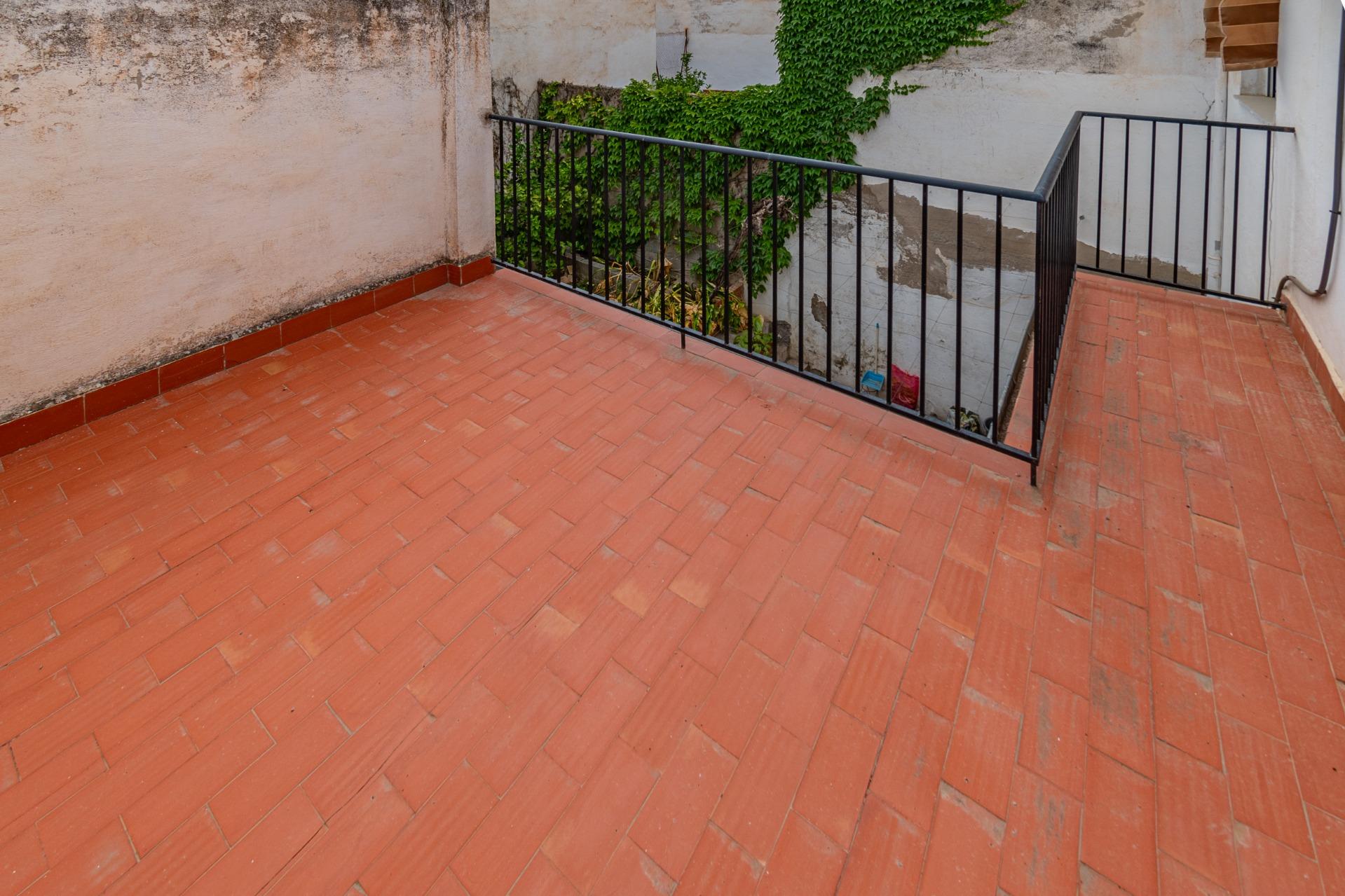 Casa en La Zubia con amplio patio y tres dormitorios. - foto 41
