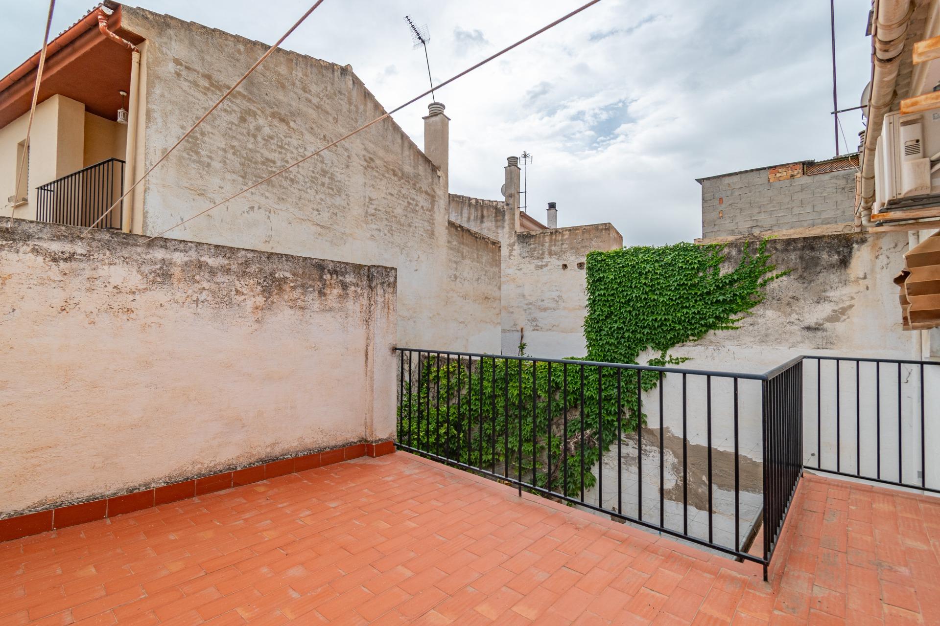 Casa en La Zubia con amplio patio y tres dormitorios. - foto 42