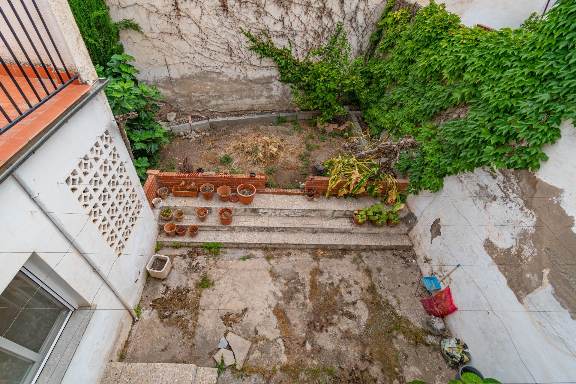 Casa en La Zubia con amplio patio y tres dormitorios. - foto 44