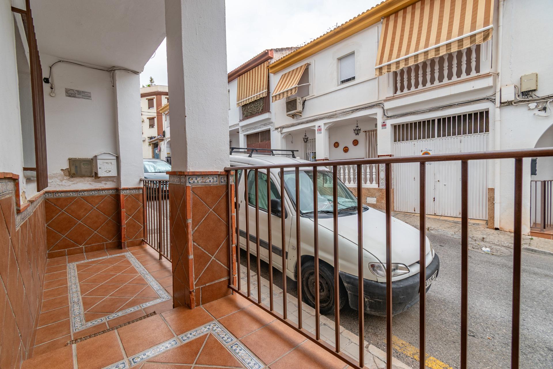 Casa en La Zubia con amplio patio y tres dormitorios. - foto 7