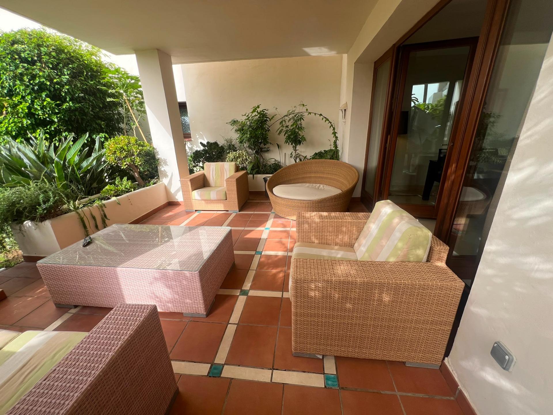 Fabuloso apartamento en planta baja, en una de las urbanizac - foto 2