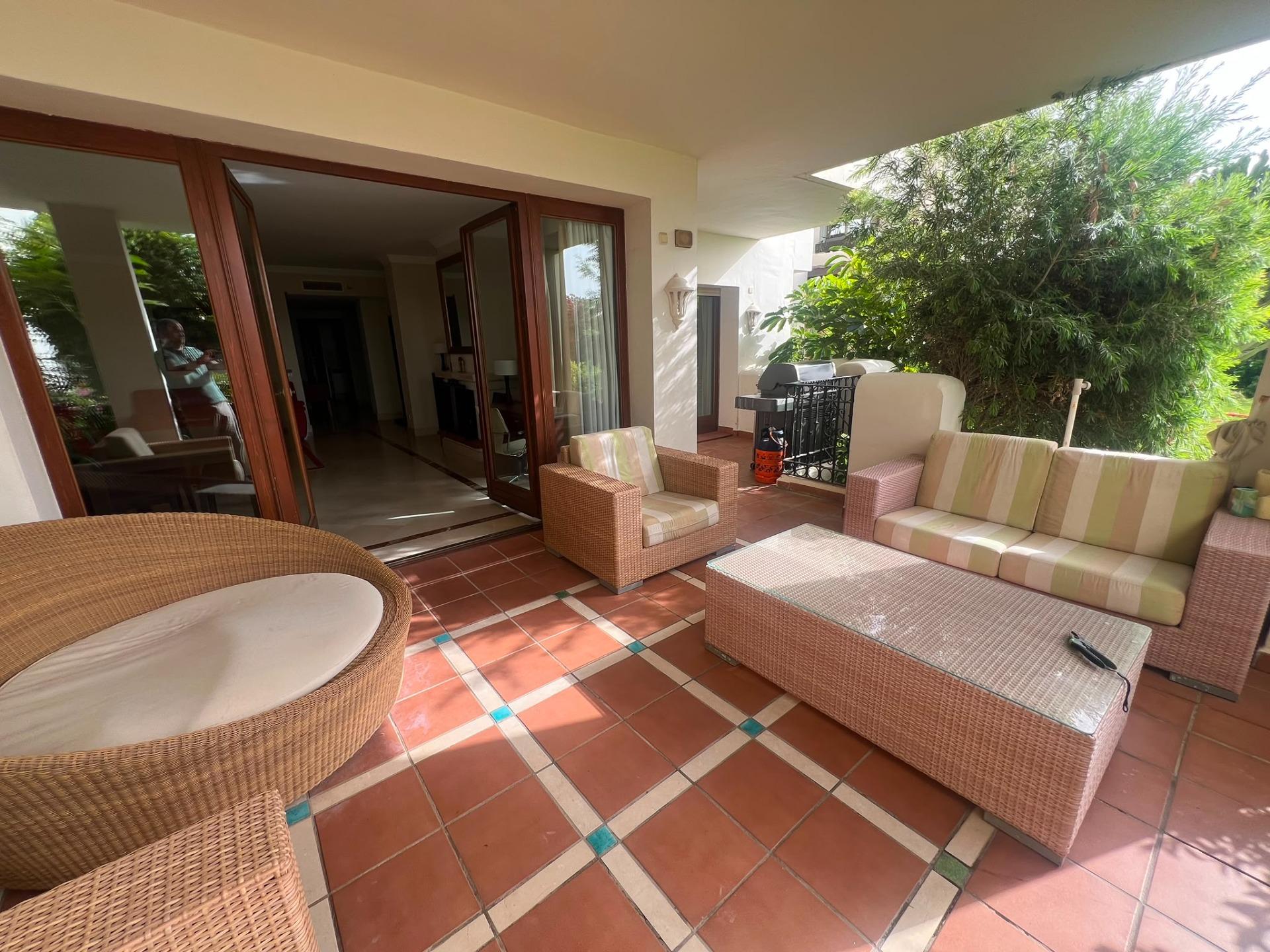Fabuloso apartamento en planta baja, en una de las urbanizac - foto 3