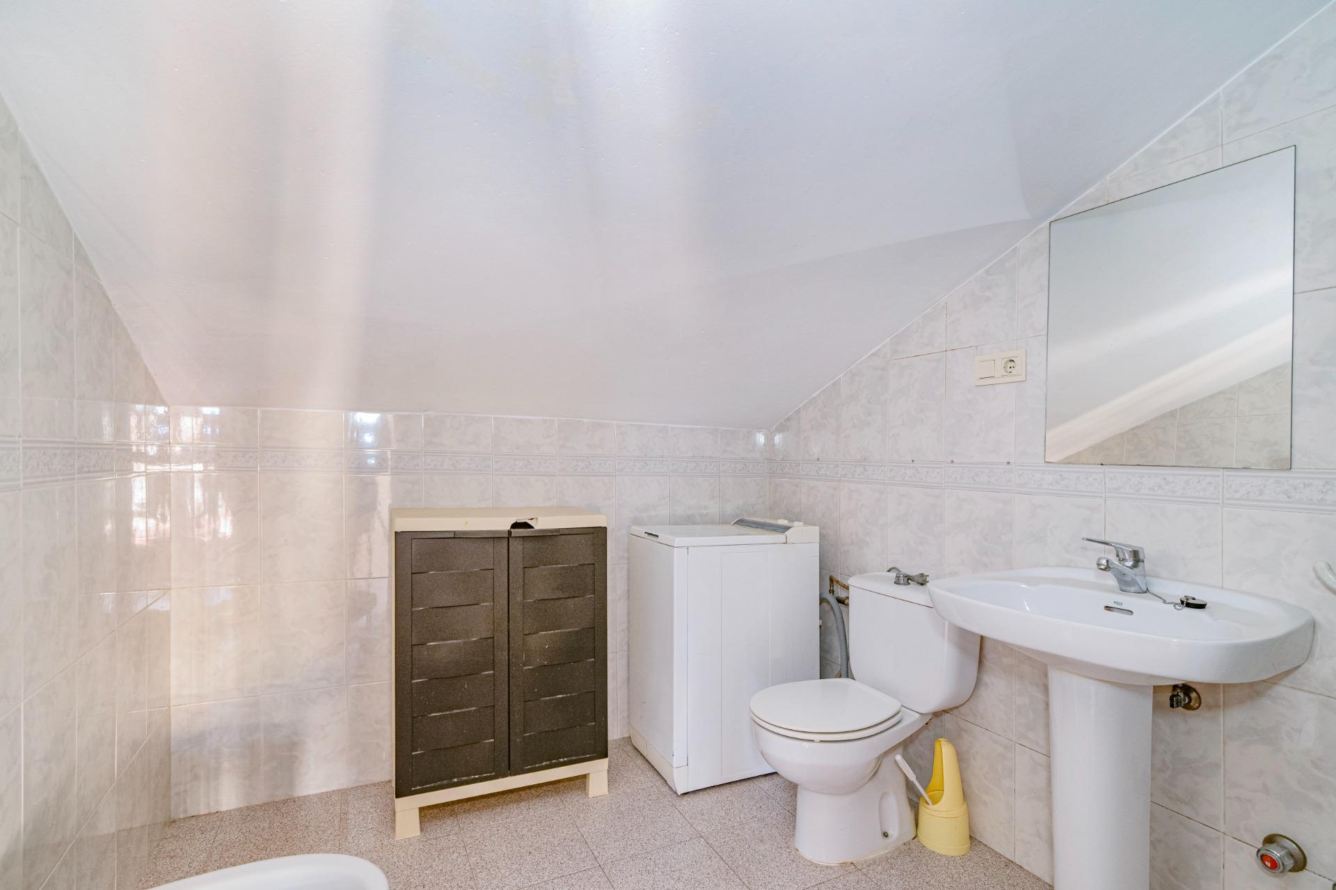 Amplio Chalet en Zaidín, Granada - Oportunidad de Inversión - foto 11