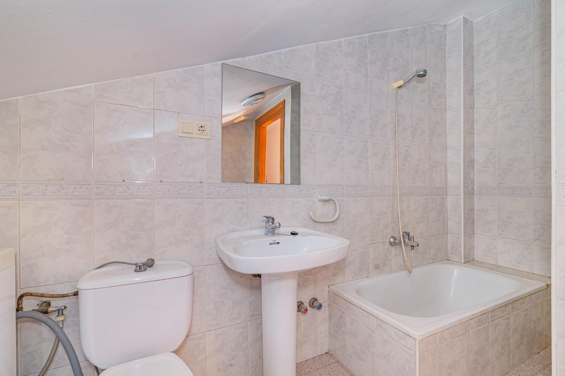 Amplio Chalet en Zaidín, Granada - Oportunidad de Inversión - foto 12