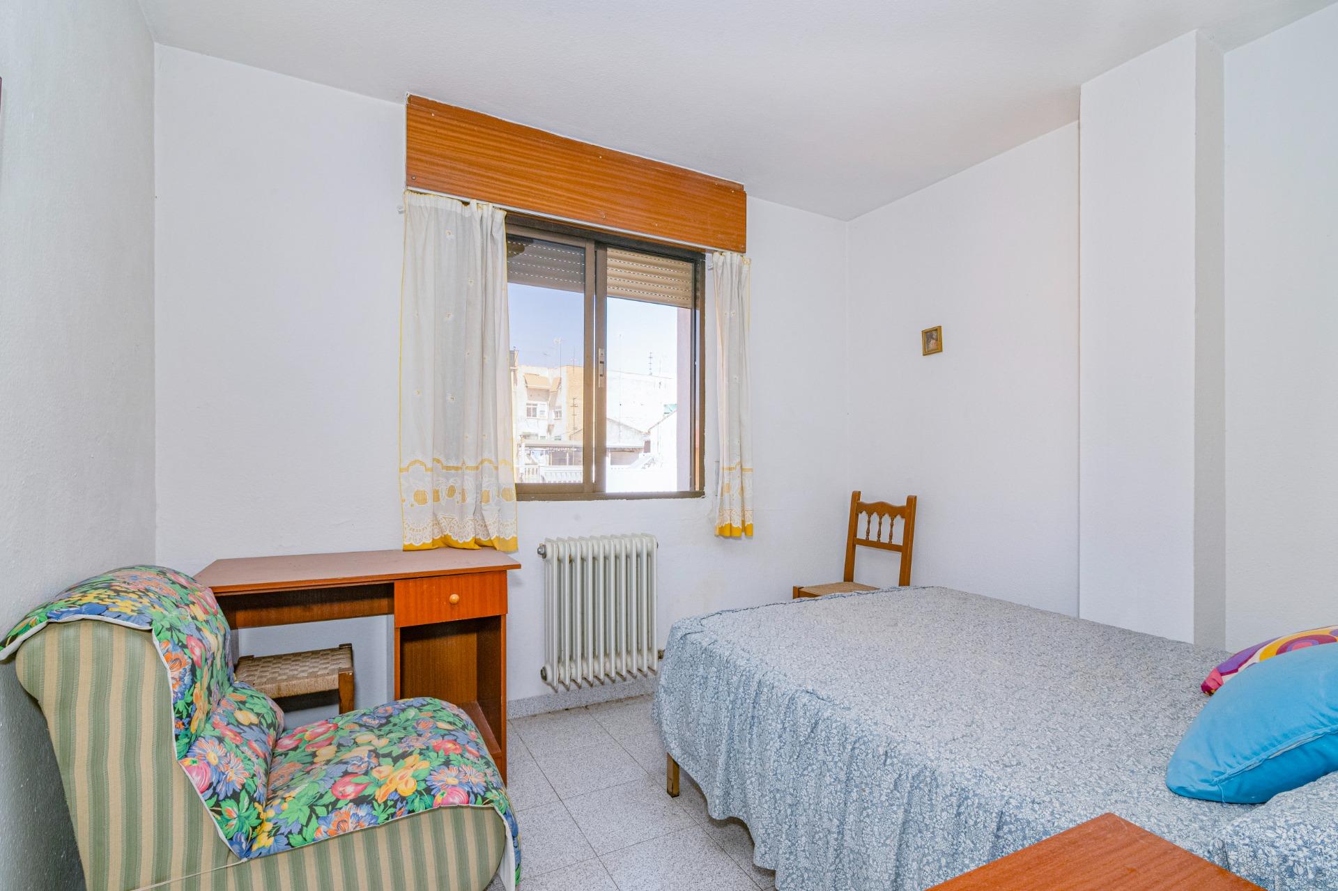 Amplio Chalet en Zaidín, Granada - Oportunidad de Inversión - foto 13