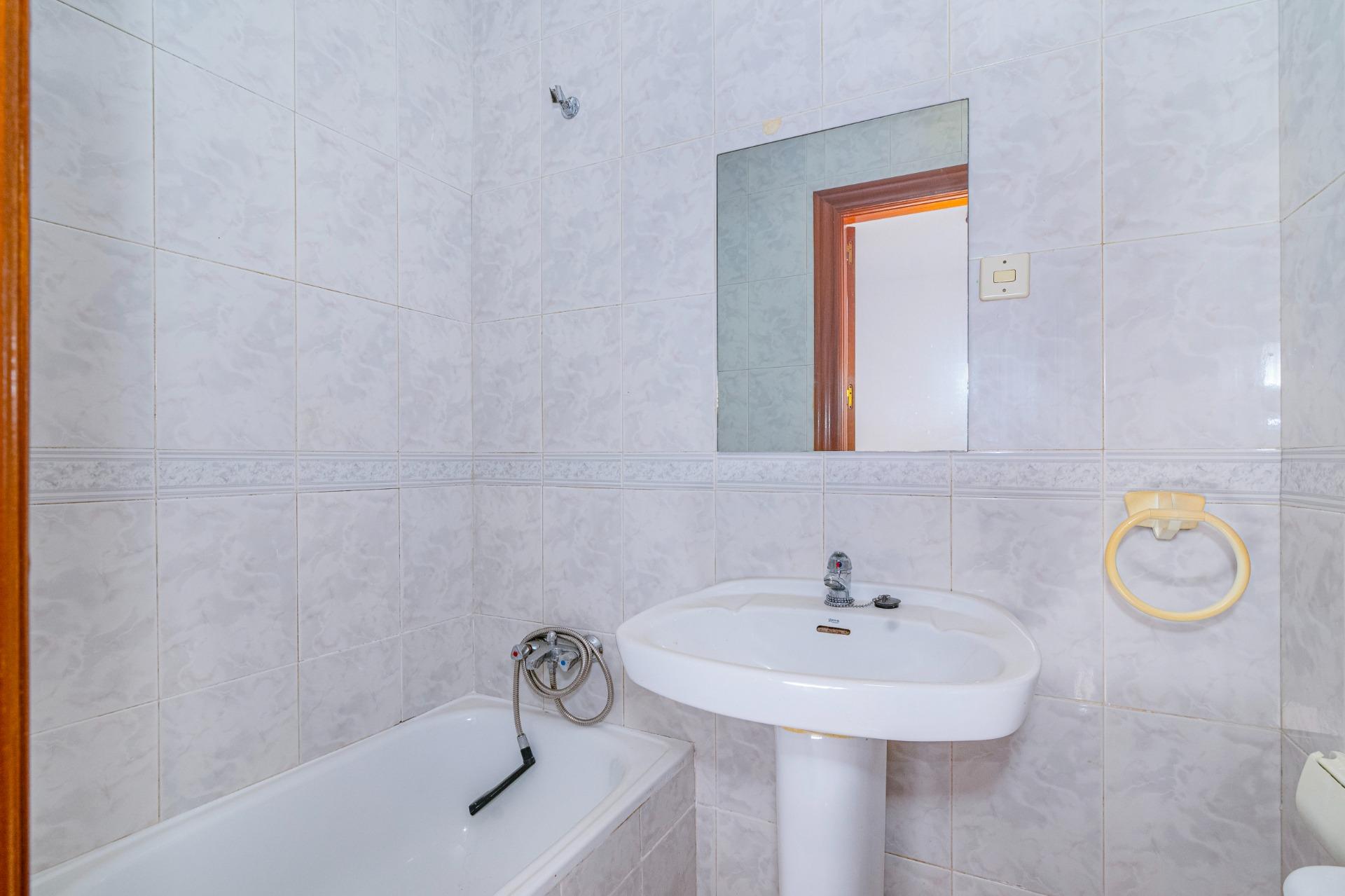 Amplio Chalet en Zaidín, Granada - Oportunidad de Inversión - foto 18