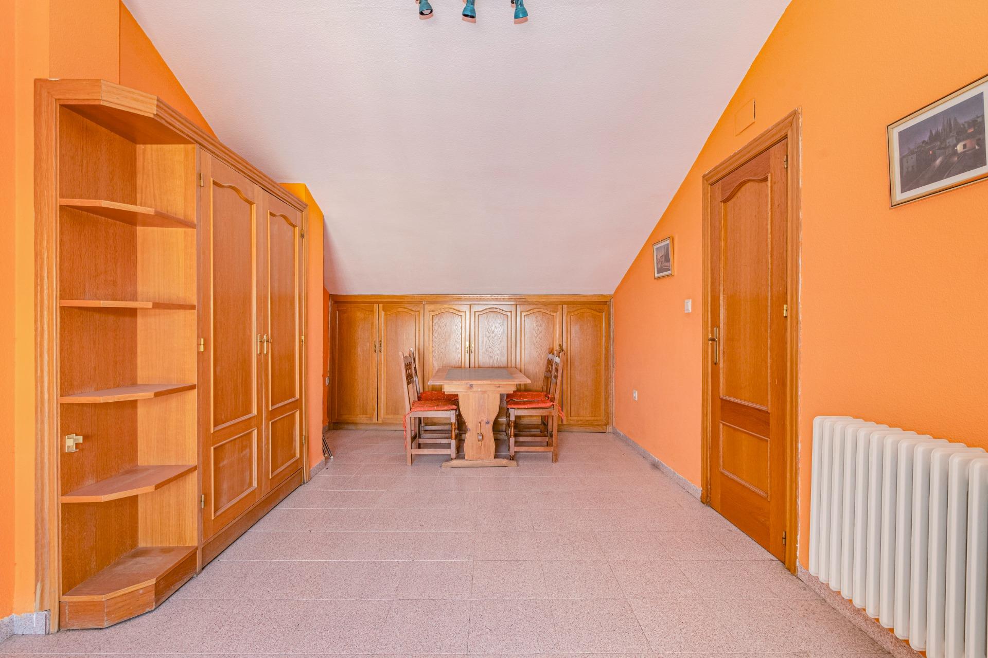 Amplio Chalet en Zaidín, Granada - Oportunidad de Inversión - foto 4