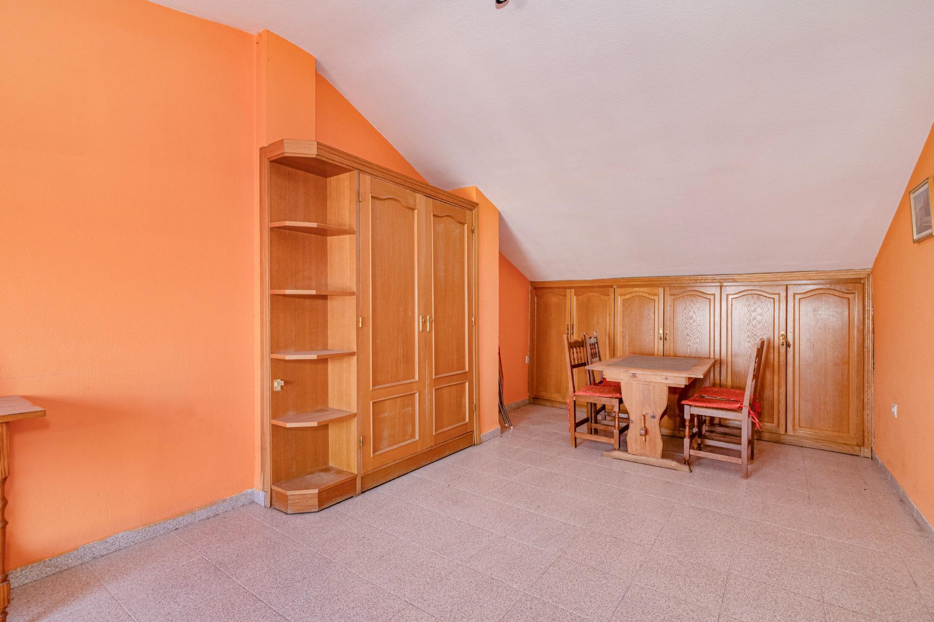 Amplio Chalet en Zaidín, Granada - Oportunidad de Inversión - foto 5
