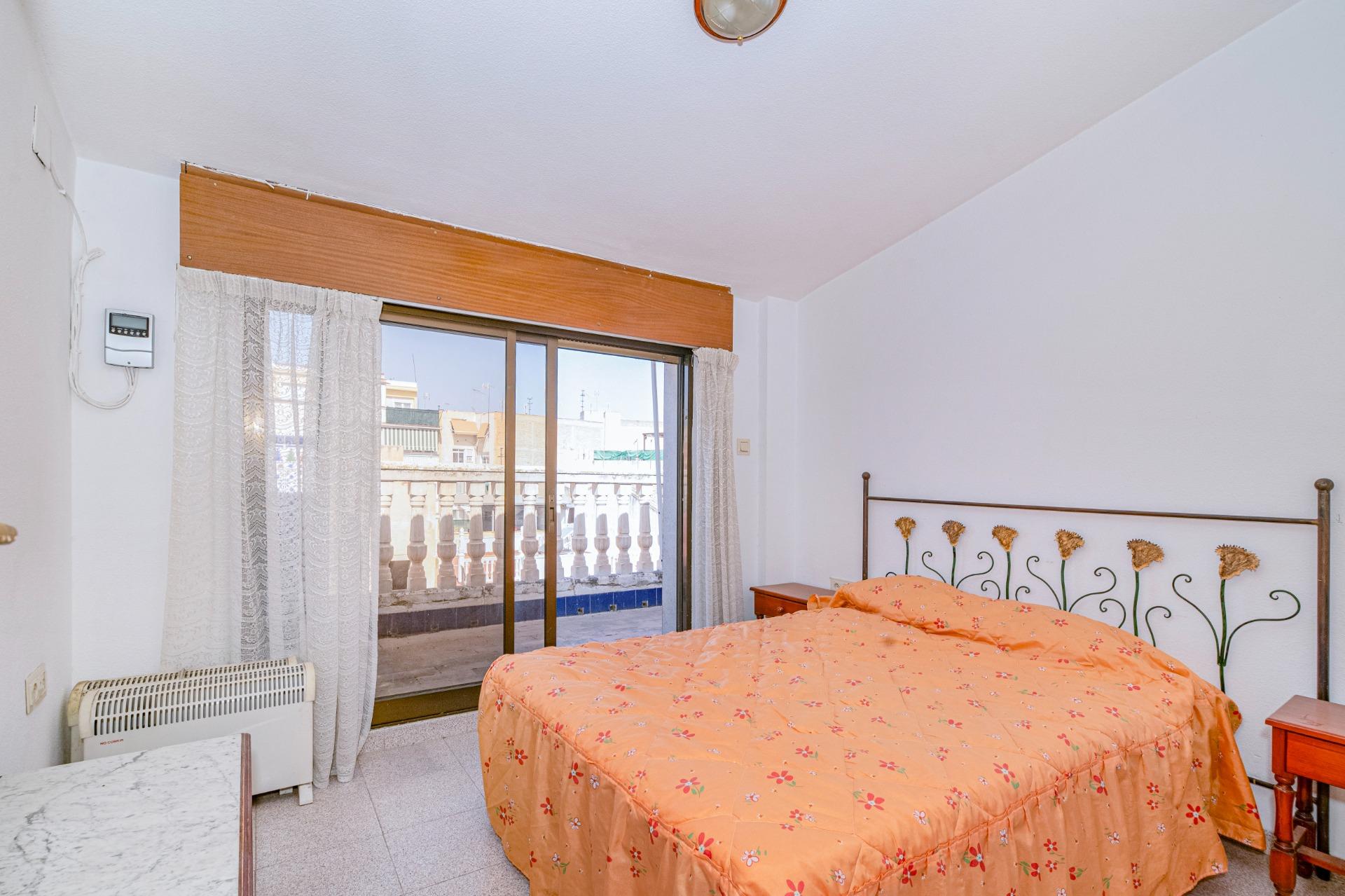 Amplio Chalet en Zaidín, Granada - Oportunidad de Inversión - foto 9