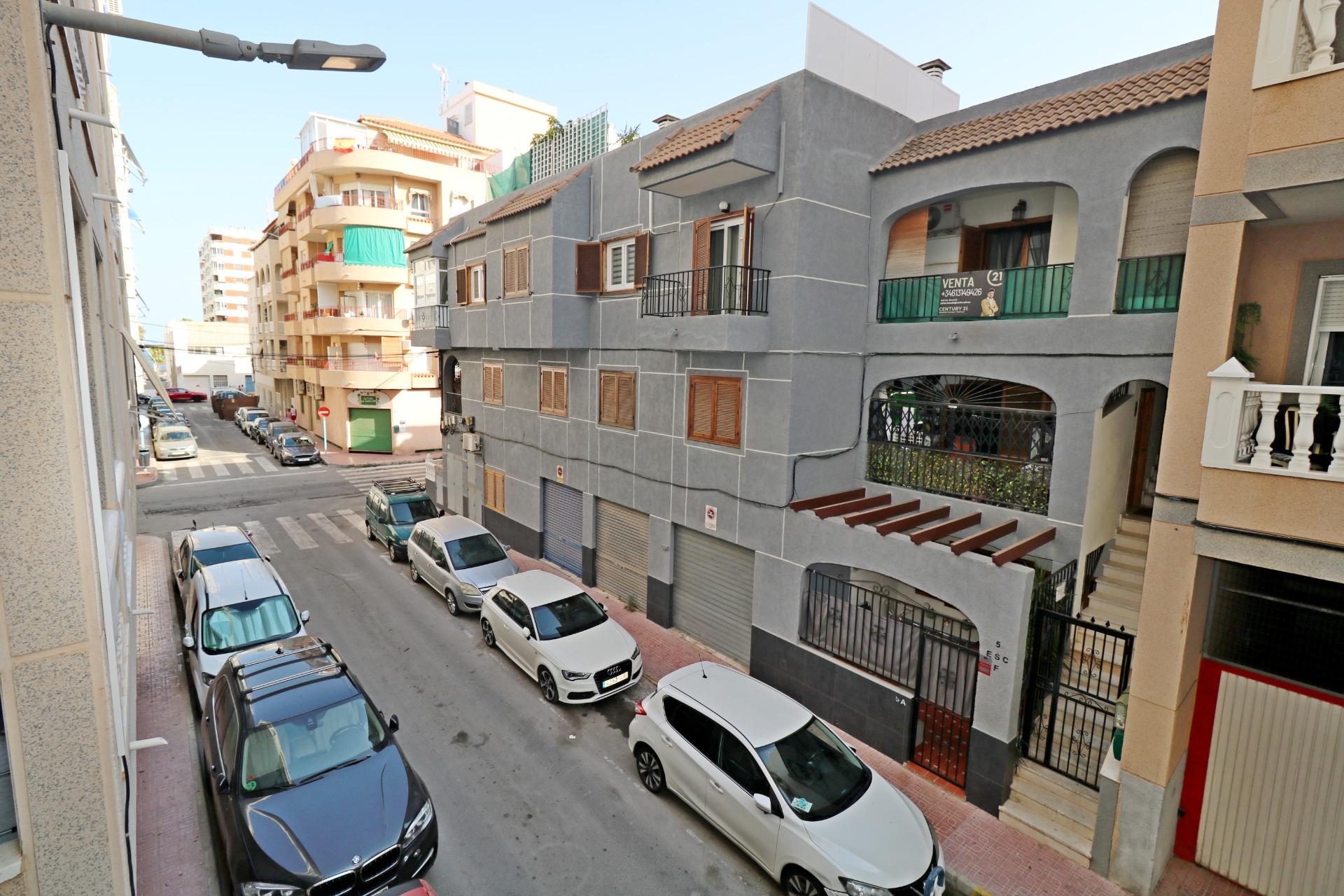 se vende un piso de 2 dormorios y 1 baño completo en distancia de 150 metros hasta la playa Naufragos en Torrevieja