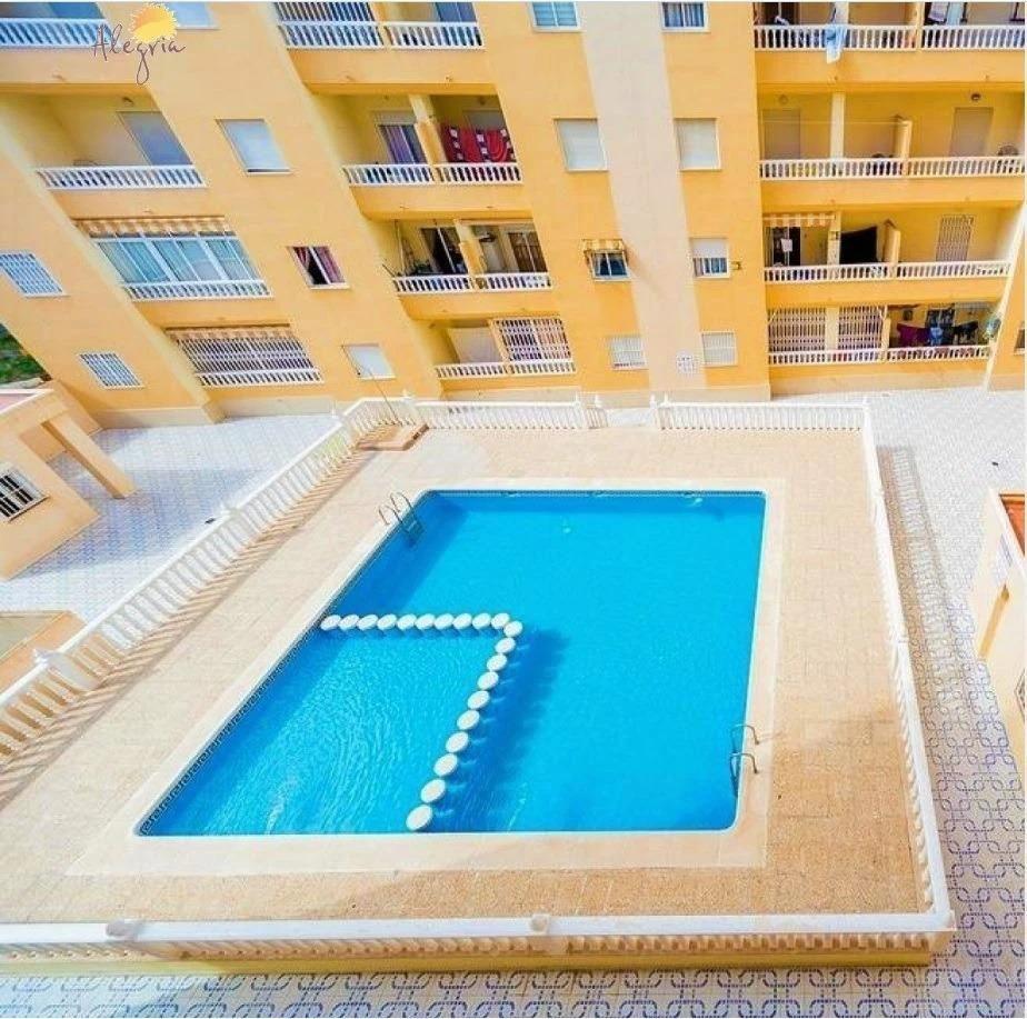 se vende un piso de 2 dormitorios en comunidad con piscina en el centro de Torrevieja