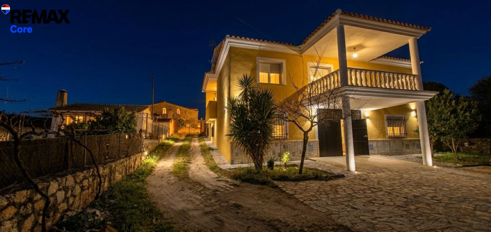 Espectacular Chalet Independiente de 320 m2 con Gran Parcela, Garaje para 4 Vehículos y Huerta