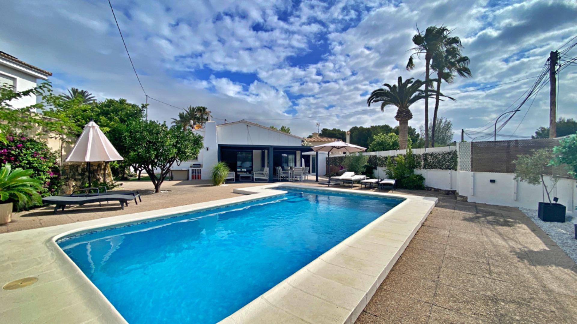 CHALET INDEPENDIENTE ESTILO MEDITERRANEO A 1,8 KM. DE LA PLAYA DEL ARENAL (CALPE)