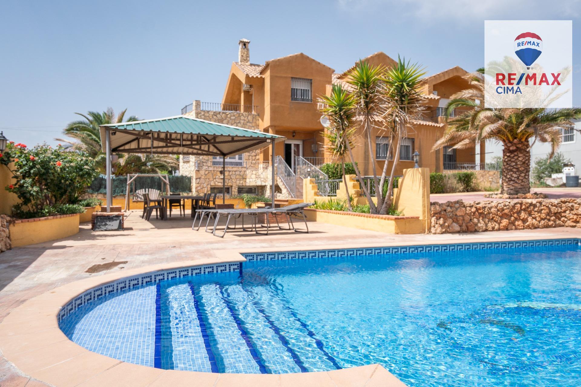 Chalet con piscina, amplia parcela y nave en Cortes de Baza