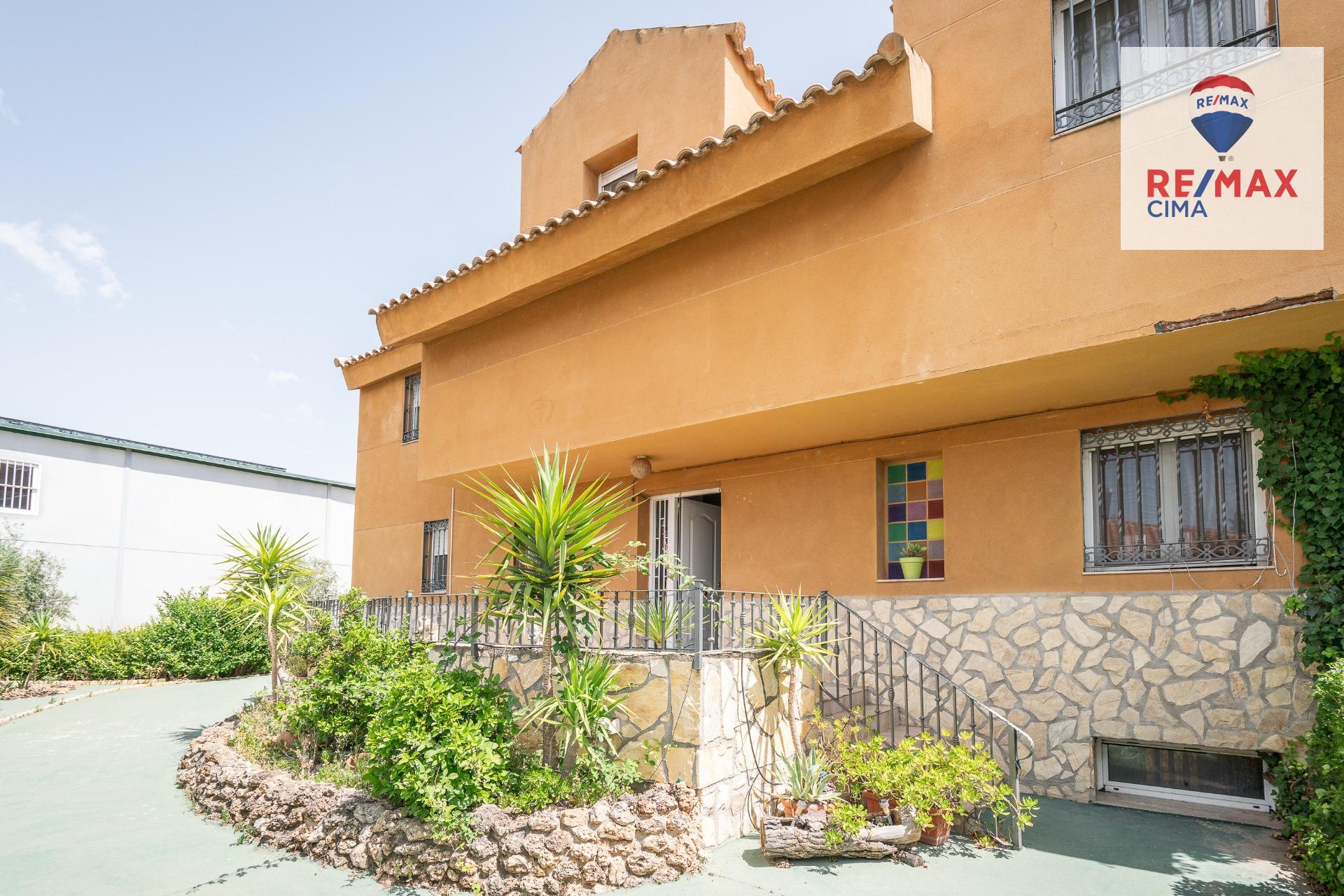 Chalet con piscina, amplia parcela y nave en Cortes de Baza - foto 2