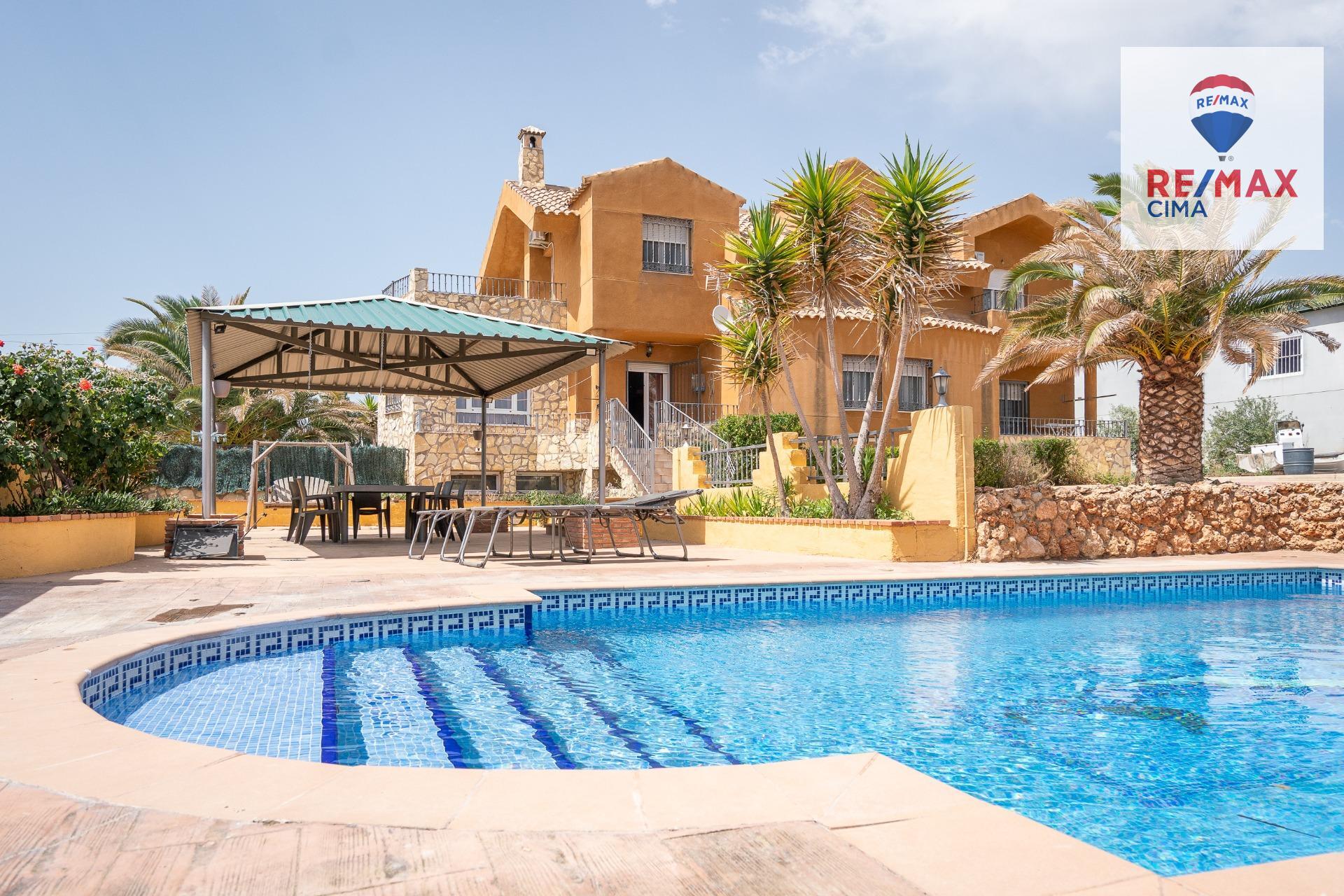 Chalet con piscina, amplia parcela y nave en Cortes de Baza - foto 3